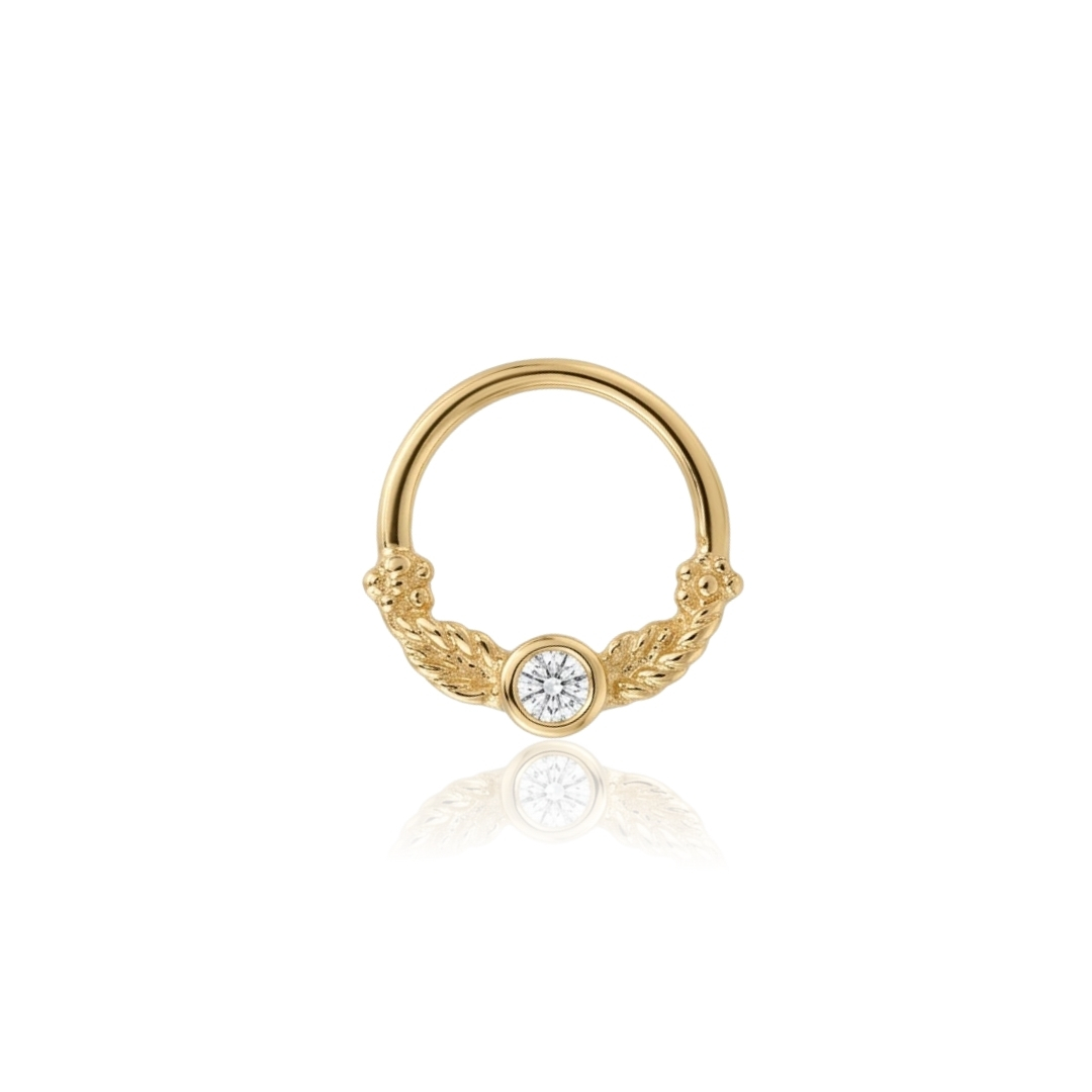 Piercing helix ou daith argola com zircônia e detalhes trabalhados folheado a ouro 18k