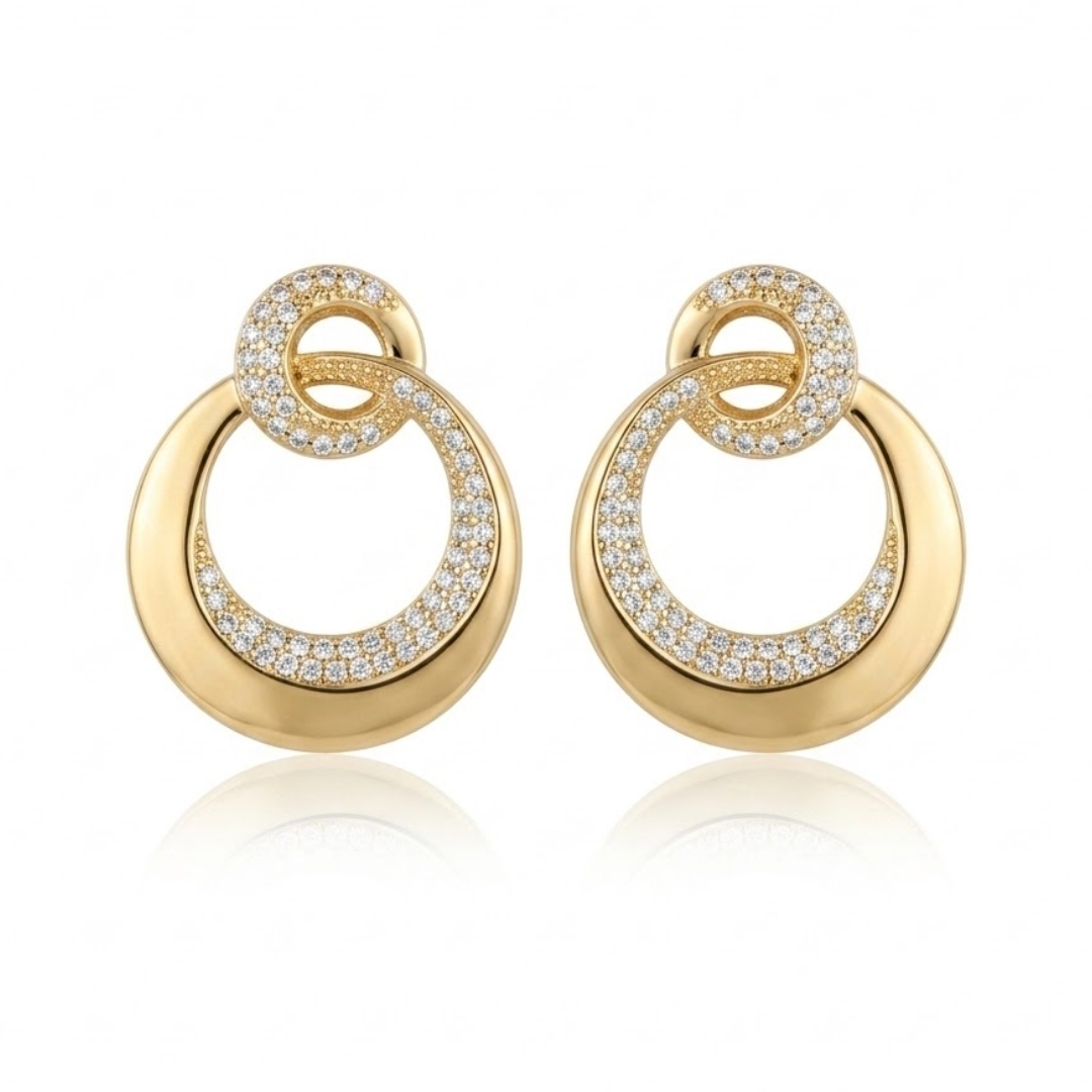 Brinco de círculos entrelaçados com zircônias folheado a ouro 18k