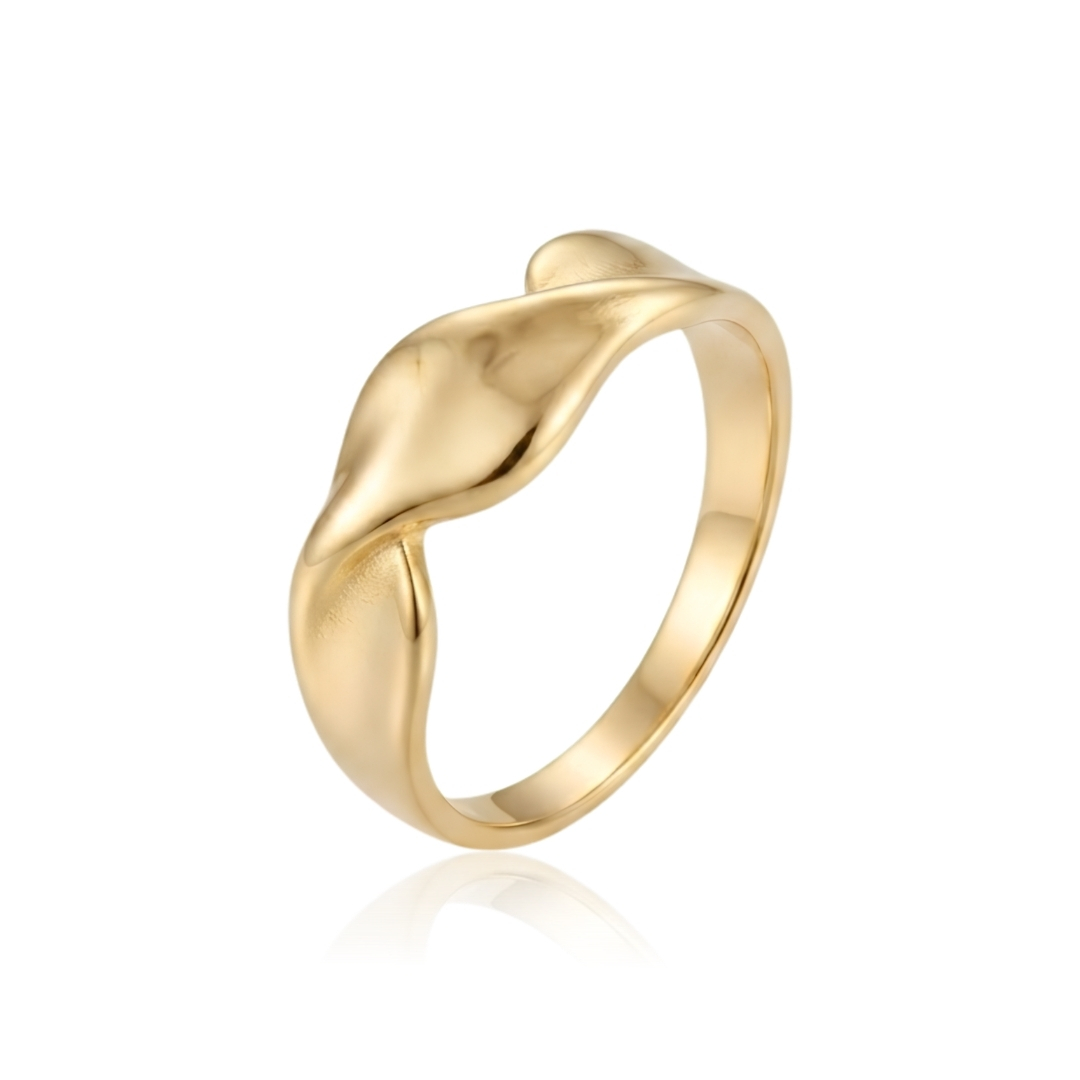 Anel design orgânico torcido liso folheado a ouro 18k