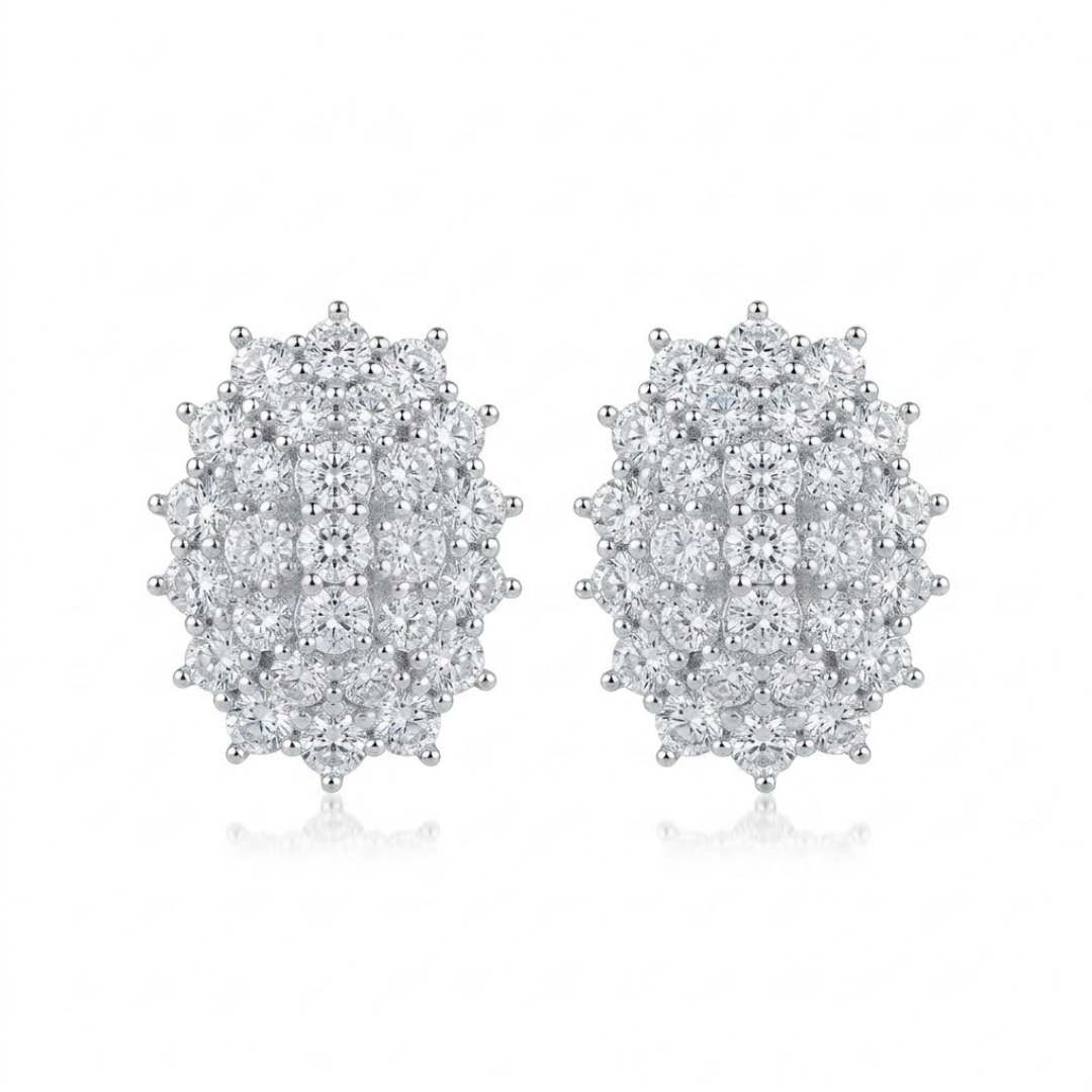 Brinco ponteira oval com zircônias cravejadas em garras folheado a prata
