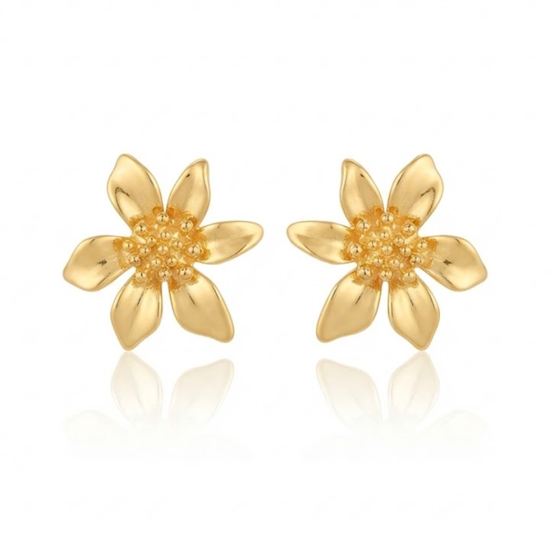 Brinco de flor com pétalas em relevo e miolo texturizado folheado a ouro 18k
