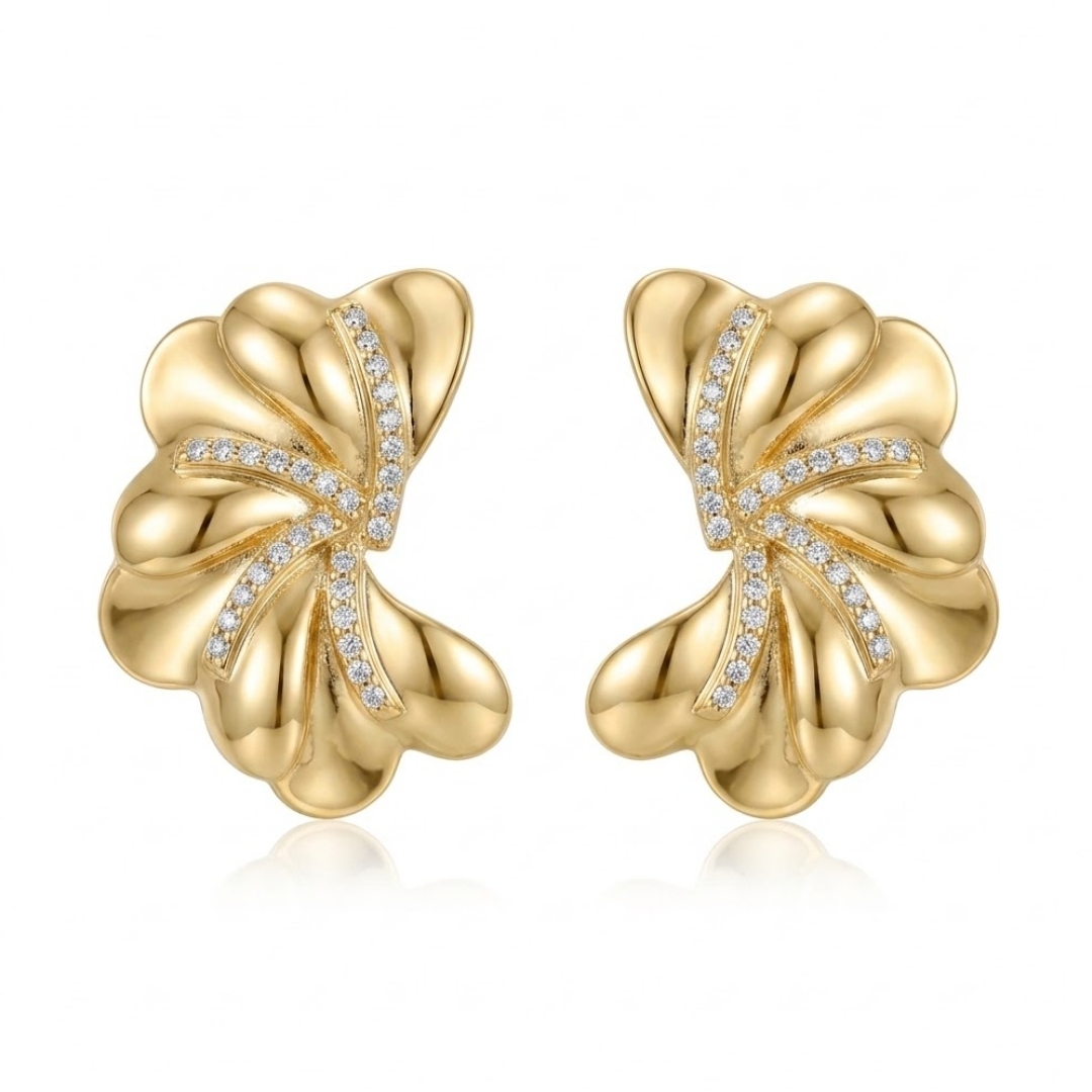 Brinco em formato de leque com zircônias folheado a ouro 18k